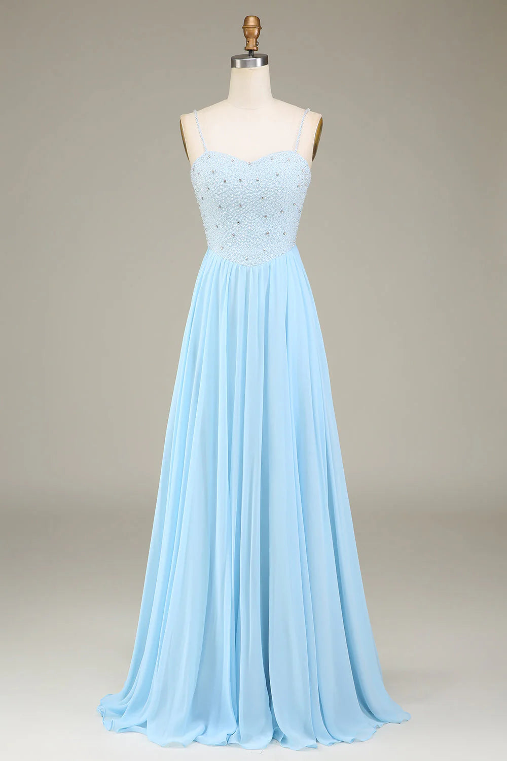 Vestido largo de dama de honor de gasa con tirantes finos y corte en A con cuentas